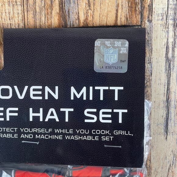 Northwest NFL 3 Piece Team Color and Logo Chef Set: Apron, Oven Mitt & Chef Hat - Picture 4 of 8